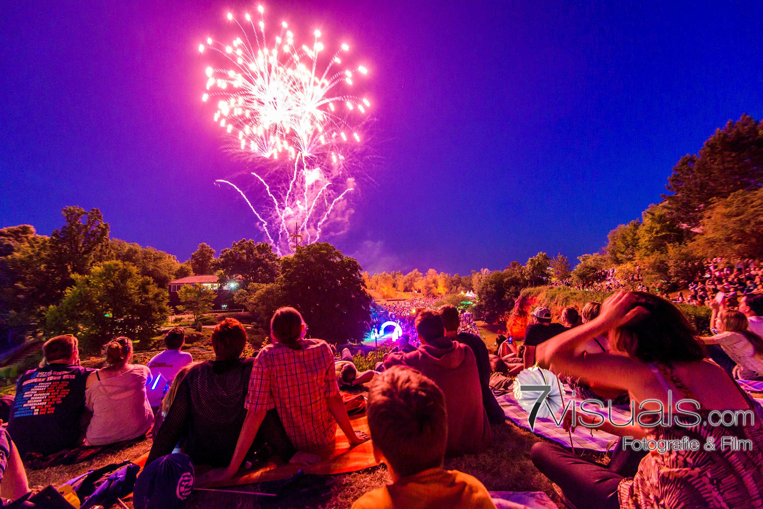  Lichtshow und Musikfeuerwerk beim Stuttgarter Lichterfest 2015 Illustration 